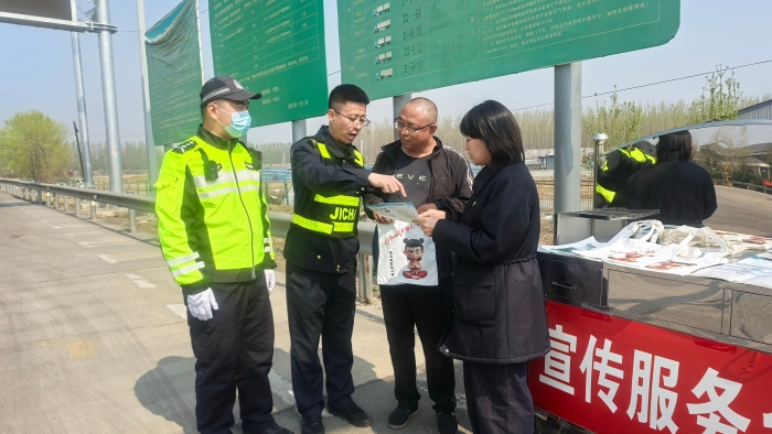 D:\内业综合岗\文稿\稿件\2025年\2025.04-2024.06\20250414“哪吒”助阵普法宣传 携手共筑畅行防线——京哈北线分公司联合属地执法部门开展普法宣传活动\微信图片_20250414090611
